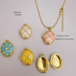 Pendentif médaillon ovale en laiton plaqué or 18K avec fleurs en émail coloré et chaîne