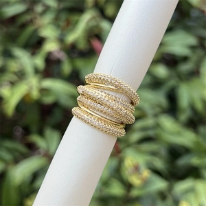Λήψη macro από πολυεπίπεδο δαχτυλίδι με χρυσό 18K και ενσωματωμένα ζιργκόν
