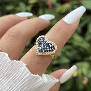Dettaglio anello a cuore con zirconi blu e bianchi placcato in oro 18 carats su mano