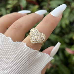 Classico anello a cuore placcato oro 18 carati con zirconi pavé su mano femminile