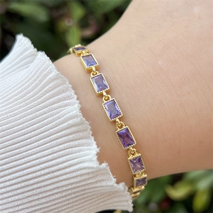 Detailansicht eines 18k vergoldeten Armbands mit rechteckigen lila Zirkonsteinen