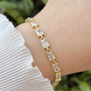 Nahaufnahme des 18k vergoldeten Armbands mit quadratischen Zirkonia am Handgelenk getragen