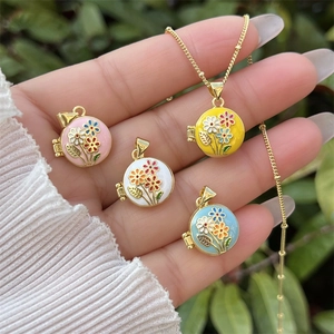 Collares de relicario de flores chapados en oro 18K con margaritas de esmalte de colores