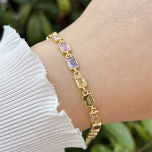 Verstellbares 18k vergoldetes Armband mit bunten rechteckigen Zirkonia-Steinen