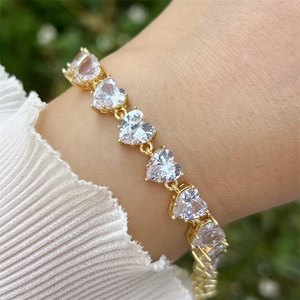 Nahaufnahme des Herz-Tennisarmbands mit Zirkonia und 18K Goldbeschichtung auf Kupfer