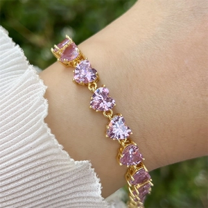 Detailansicht des rosa herzförmigen Zirkonia-Armbands mit 18K Goldbeschichtung