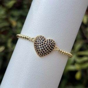 Pulsera artesanal bañada en oro de 18k con colgante de corazón y circonitas azules
