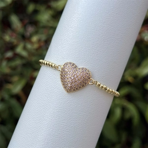 Pulsera artesanal bañada en oro de 18k con colgante de corazón y circonitas rosas