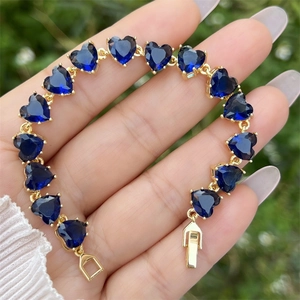 Nahaufnahme von Herz-Saphir-Armband mit 18 Karat vergoldeten Zirkonia-Fassungen