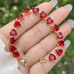 Klassisches 18K vergoldetes Armband mit dreizehn roten Zirkonia Herzen an einem Modell