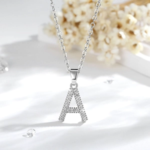 Collana classica con lettera A in argento 14K e ciondolo in zirconi micro