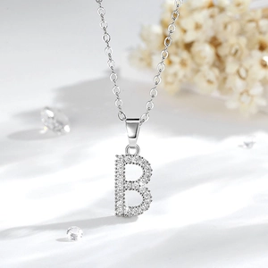 Dettaglio collana con pendente lettera B in argento con pavé di zirconi scintillanti