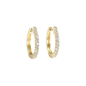 Elegantes pendientes de aro bañados en oro de 14K con una fila de circonitas brillantes