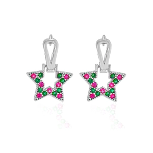 Makroaufnahme sternförmiger Silberohrringe mit Inlay aus rosa und grünen Zirkonen