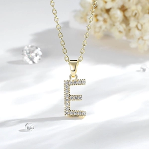 Dettaglio del ciondolo lettera E placcato oro 14K con luminosi zirconi trasparenti