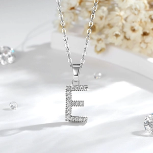 Dettaglio della collana con ciondolo a lettera E in argento con zirconi incastonati