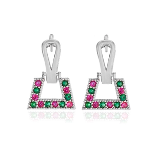 Makroaufnahme geometrischer Ohrringe mit pinken und grünen Zirkonia in silberner Fassung