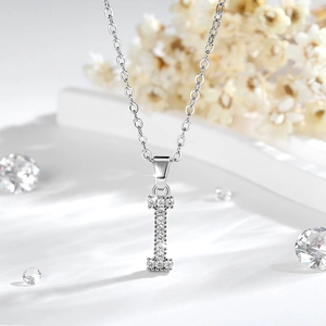 Dettaglio del ciondolo lettera I in argento 14K con intarsio di zirconi scintillanti