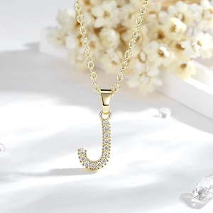 Dettaglio del ciondolo lettera J placcato oro 14K con zirconi bianchi micro-incastonati