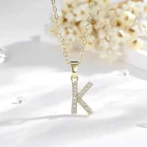Vista macro della collana in oro 14K con pendente lettera K impreziosito da zirconi