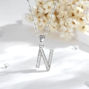 Dettaglio ciondolo lettera N argento con zirconi incastonati su catena classica