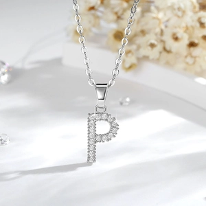 Dettaglio della collana argentata con ciondolo lettera P e zirconi cubici brillanti