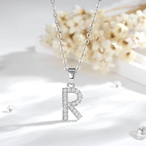 Vista macro della collana con ciondolo lettera R argento e pietre in zirconia bianca