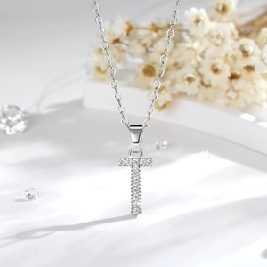 Dettaglio del ciondolo lettera T in argento con zirconi incastonati su catena sottile