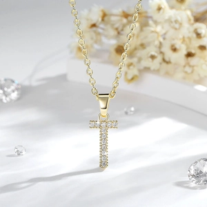 Primo piano del ciondolo lettera T in oro 14K con pavé di zirconi su catena sottile
