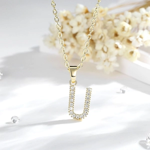 Dettaglio della collana in oro 14K con pendente lettera U e zirconi micro-pave brillanti