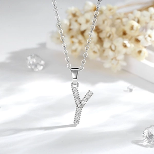 Macro del ciondolo lettera Y in argento con zirconi incastonati su una catena sottile