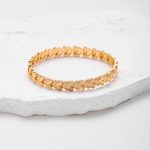 Elegante bracciale rigido a cuore dorato con finitura opaca spazzolata per uno stile chic