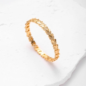 Elegante bracciale a maglie a cuore dorato con finitura opaca su base di pietra
