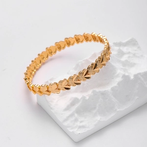 Stile Dubai Forma di Cuore Intagliato Bracciale Rigido in Rame Placcato Oro Per Donna Elegante Gioielli di Moda Braccialetto Per Appuntamenti Matrimonio