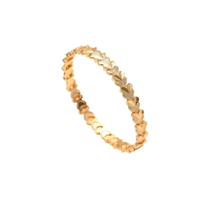 Elegante bracciale a cuore in oro con finiture opache e lucide su sfondo bianco