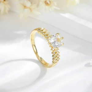 Elegante anello placcato oro 14K con zircone rotondo e design a fascia strutturata