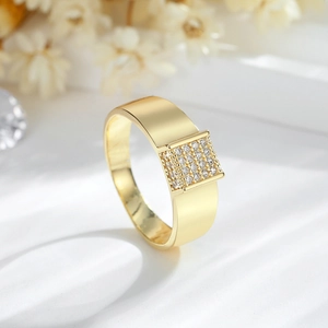Klassieke 14K vergulde messing ring met rechthoekige zirkonia zetting op wit oppervlak