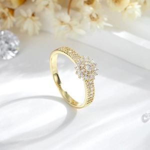 Luxuriöser vergoldeter Kupfer-Blumenring mit Pavé-Zirkonia-Clustern für Damen