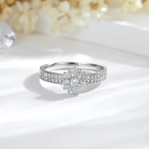 Eleganter 14K vergoldeter Zirkonia Ring in Blumenform mit funkelndem Pavé-Besatz für Damen
