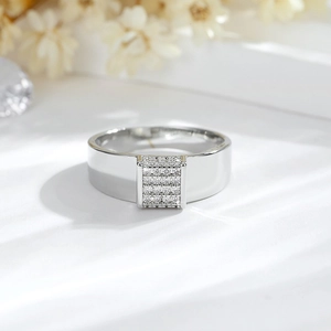 Klassieke brede ring met zilveren afwerking en rijen met ingelegde zirkonia-stenen