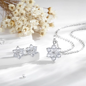 Elegantes Schmuckset aus silberfarbener Halskette und Ohrringen mit glitzerndem Zirkon
