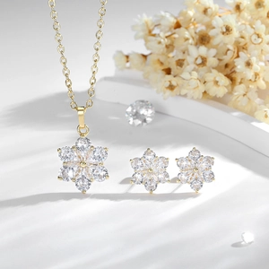 Halskette und Ohrringe Set mit 14K Goldbeschichtung und funkelnden Zirkonia Blüten