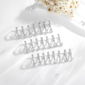 Boucles d'oreilles créoles avec lettres initiales en zircone argentée et cristaux