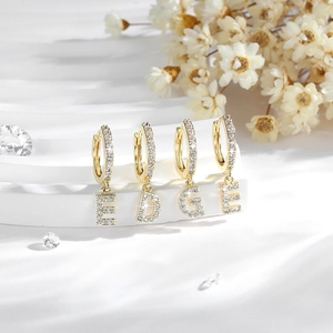 Parure de boucles d'oreilles lettres pavées de zircons plaquées or 14 carats sur support