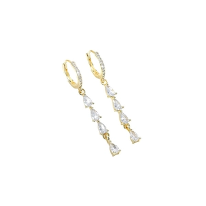 Eleganti orecchini a goccia placcati in oro 14K con zirconi graduati su sfondo bianco