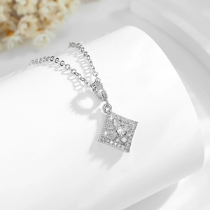 Élégant collier avec pendentif losange en zircon plaqué or 14K et chaîne en O pour femme