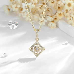 Élégant collier à pendentif losange plaqué or 14K avec pierres de zircone cubique