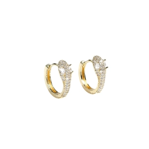 Boucles d'oreilles serpent chic en laiton plaqué or 14K avec pavé de cristaux de zircon AAA