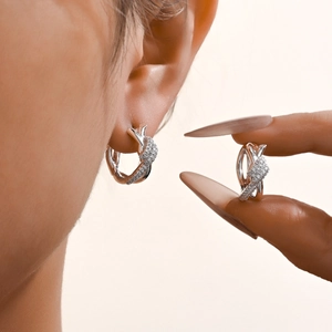 Boucles d'oreilles créoles croisées en argent S925 avec pavé de micro-zirconiums
