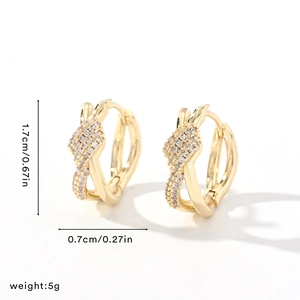 Détail des boucles d'oreilles créoles dorées de 1,7 cm serties de zircons micro-pavés